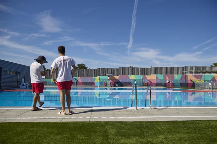 Socorristas en la piscina del Centro Deportivo Municipal Mistral, a 28 de mayo de 2025, en Madrid (España). La temporada de piscinas municipales se inauguró el pasado 15 de mayo hasta el 7 de septiembre.