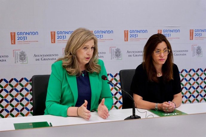 La portavoz de Vox en el Ayuntamiento de Granada, Beatriz Sánchez Agustino, a la izquierda en la imagen, junto con la viceportavoz, Mónica Rodríguez Gallego