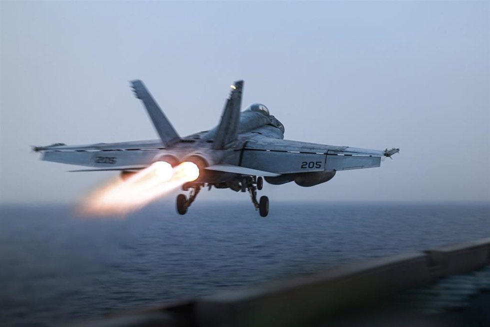 Archivo - Un avión militar de Estados Unidos despega en el mar Rojo