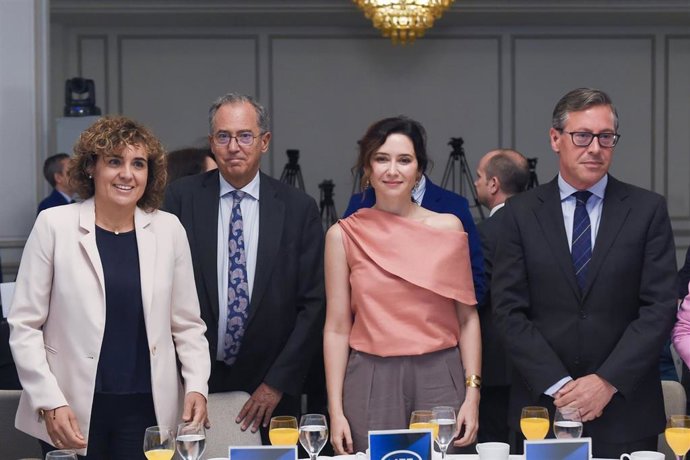 (I-D) La secretaria general del PP y eurodiputada, Dolors Montserrat; el presidente de la Asamblea de Madrid, Enrique Ossorio, la presidenta de la Comunidad de Madrid, Isabel Díaz Ayuso y el secretario General del PP de la Comunidad de Madrid, Alfonso Ser