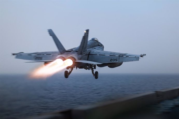 Archivo - March 16, 2025, Uss Harry S. Truman, Red Sea, International Waters: A U.S. Navy F/A-18E Super Hornet fighter aircraft attached to the Pukin Dogs of Strike Fighter Squadron 143, launches off the flight deck of the Nimitz-class aircraft carrier US