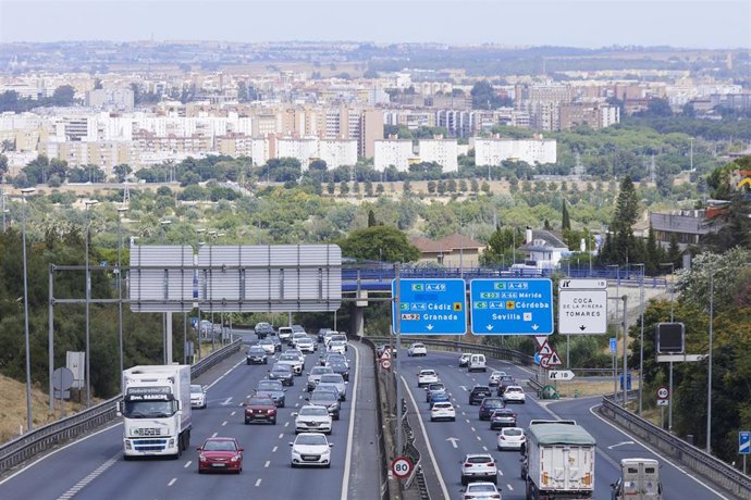Archivo - Comienzan las vacaciones para algunos y con ello, la operación salida activada por la DGT muchos coches circulan por las autovías de la red de carreteras buscando la costa o espacios interiores, a 30 de junio de 2022 en Sevilla (Andalucía, Españ
