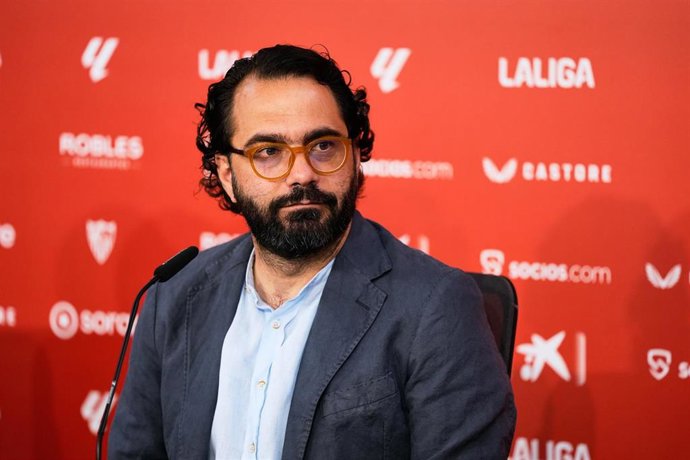 Archivo - Victor Orta, Sports Director of Sevilla FC, looks on during the presentation of Djibril Sow as new player of Seville FC at Ramon Sanchez-Pizjuan stadium on August 8, 2023 in Sevilla, Spain.