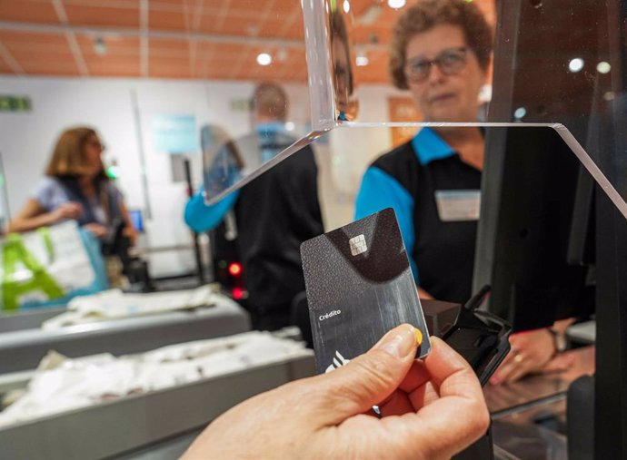 Un client de Caprabo pagant la seva compra