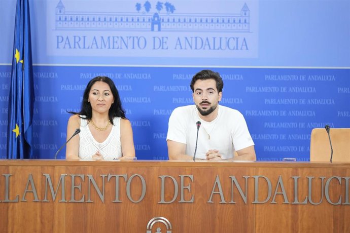Los diputados de Por Andalucía Alejandra Durán y José Manuel Gómez, en rueda de prensa en el Parlamento.