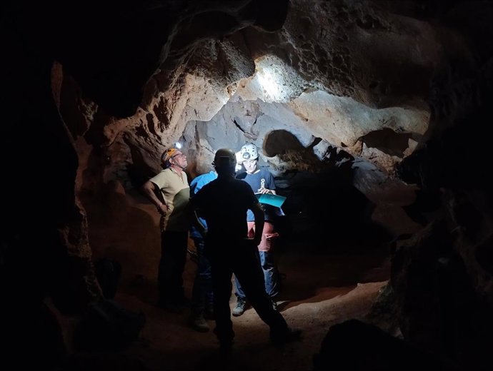 Un equipo internacional realiza nuevos muestreos cronológicos en las cuevas prehistóricas de Rincón de la Victoria