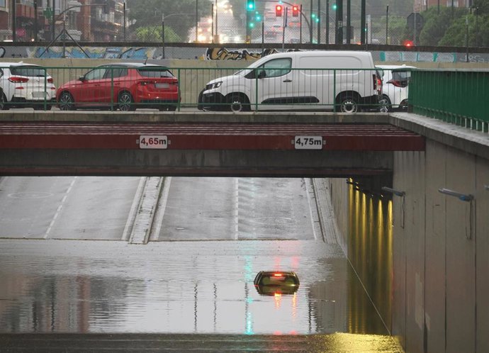 Un coche inundado bajo un tunel, a 3 de junio de 2025, en Valladolid, Castilla y León, el 3 de junio de 2025.