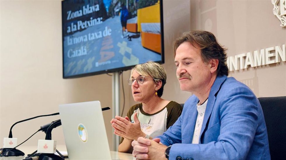 La portavoz de Compromís en el Ayuntamiento de Valncia, Papi Robles (Més), y el edil de esta formación en ese consistorio, Giuseppe Grezzi (Iniciativa), en la rueda de prensa que han ofrecido este miércoles sobre tráfico.