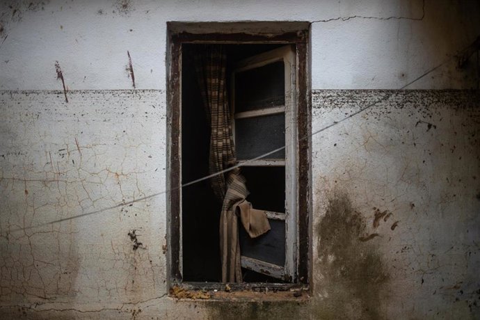 Archivo - La ventana de una vivienda tras el paso de la dana (archivo)
