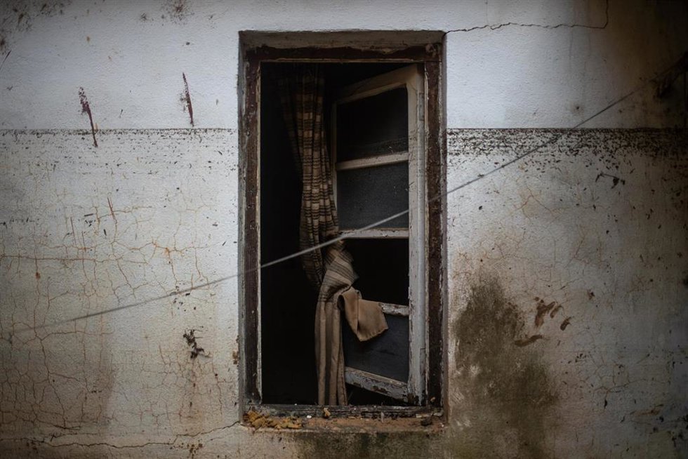 Archivo - La ventana de una vivienda tras el paso de la dana (archivo)