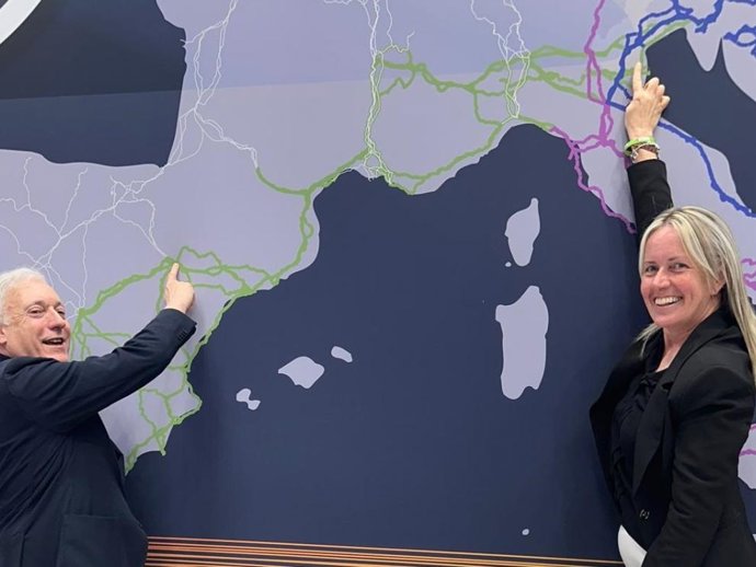 El consejero Octavio López y la vicepresidenta de la región italiana del Véneto, Elisa De Berti.