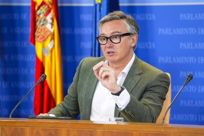 El portavoz del Grupo Parlamentario Vox, Manuel Gavira, durante la ronda de ruedas de prensa de portavoces de los grupos parlamentarios en el Parlamento de Andalucía, a 5 de junio de 2025 en Sevilla (Andalucía, España). Los portavoces de los grupos parlam