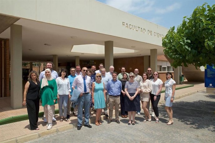 Imagen de grupo del consorcio del proyecto Cleanwater. En el centro, Joaquín Silvestre (UA), investigador principal del proyecto