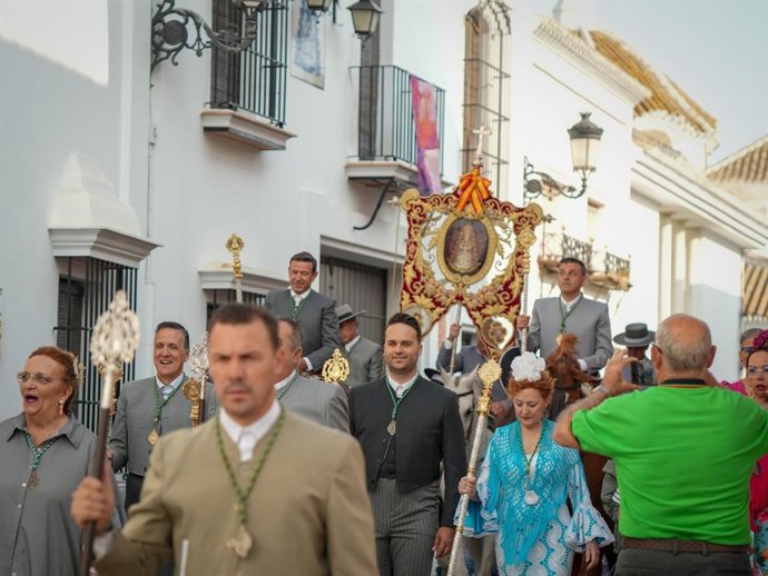 La Hermandad Matriz de Almonte inicia el camino a El Rocío.