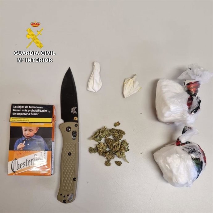 Droga y navaja que potaba el detenido.
