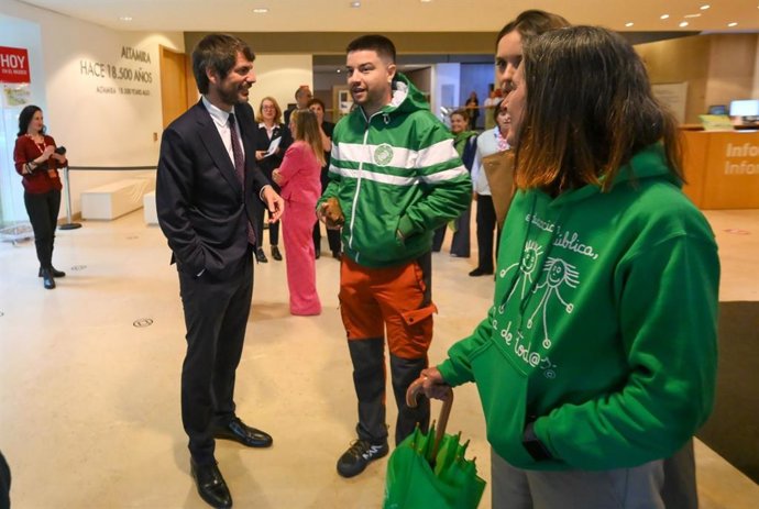 Representantes de la Junta de Personal Docente de Cantabria con el ministro de Cultura, Ernest Urtasun