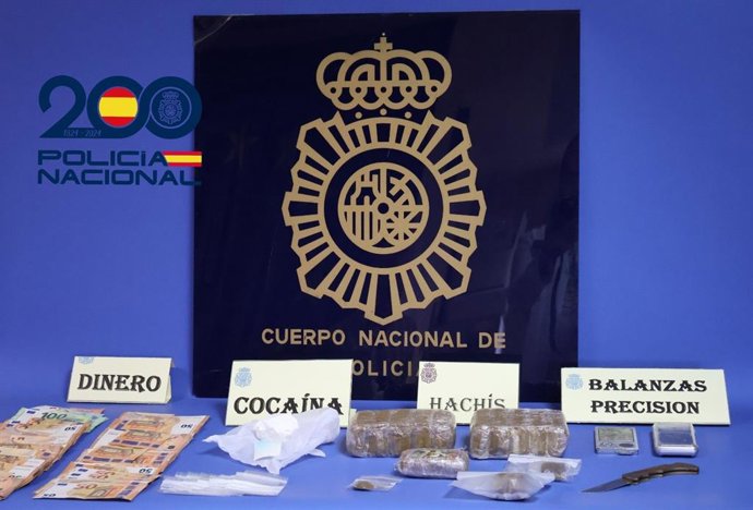 Droga, dinero y otros objetos incautados en un registro policial durante una operación contra el tráfico de estupefacientes en Gijón.