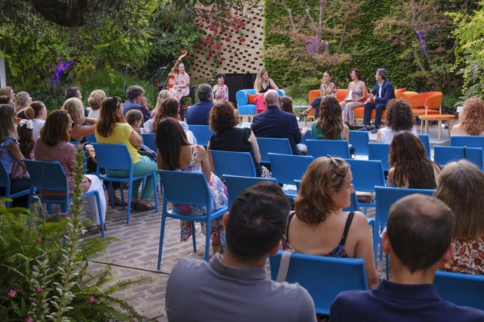 Archivo - Caixa Popular entrega ayudas para impulsar la igualdad de género