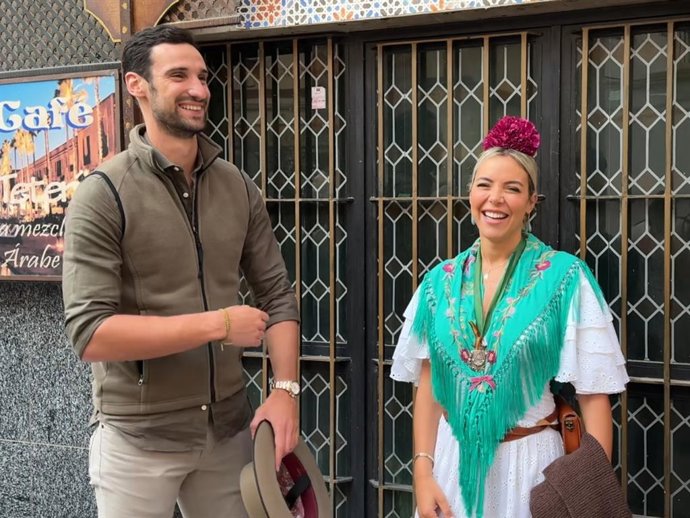 Alba Silva y Sergio Rico, en la salida de la Hermandad de Triana de Sevilla hacia El Rocío