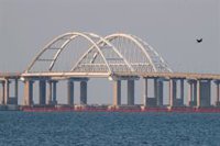 El Kremlin confirma el ataque ucraniano contra el puente de Crimea pero descarta daños graves