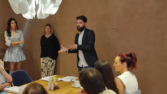 El subdirector del Barcelona Perfumery Congress, Adrià Martínez, durante la presentación de la sexta edición del evento.