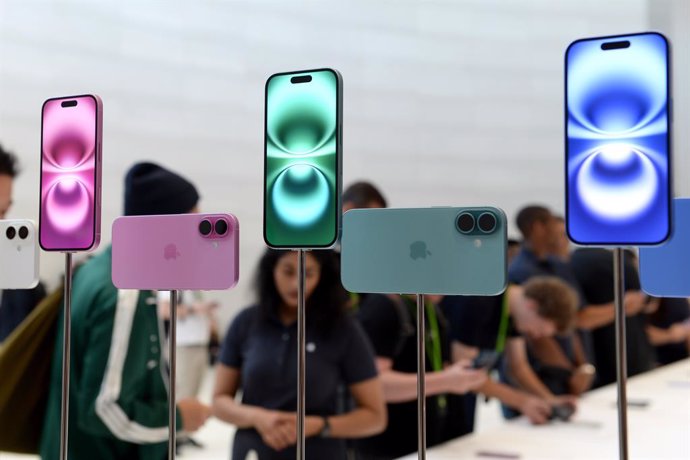 Archivo - 09 September 2024, US, Cupertino: Devices of the new iPhone 16 family are on display after the presentation at Apple headquarters. Photo: Andrej Sokolow/dpa