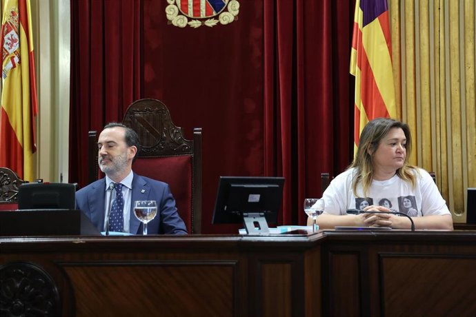 Archivo - El presidente del Parlament, Gabriel Le Senne, y la vicepresidenta segunda del Parlament, Mercedes Garrido, durante un pleno extraordinario en el Parlament balear, a 20 de junio de 2024, en Palma de Mallorca, Mallorca, Baleares (España).