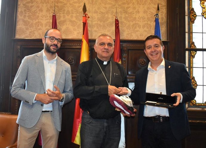 Recepción del presidente de la Diputación de Albacete, Santi Cabañero, al nuevo obispo de Albacete, Ángel Román Idígoras.