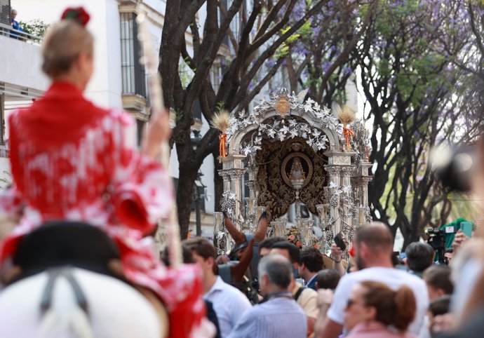 La Hermandad del Rocío de Jerez de la Frontera sale destino a la aldea Almonteña. A 4 de junio de 2025 en Jerez de la Frontera, Cádiz (Andalucía).