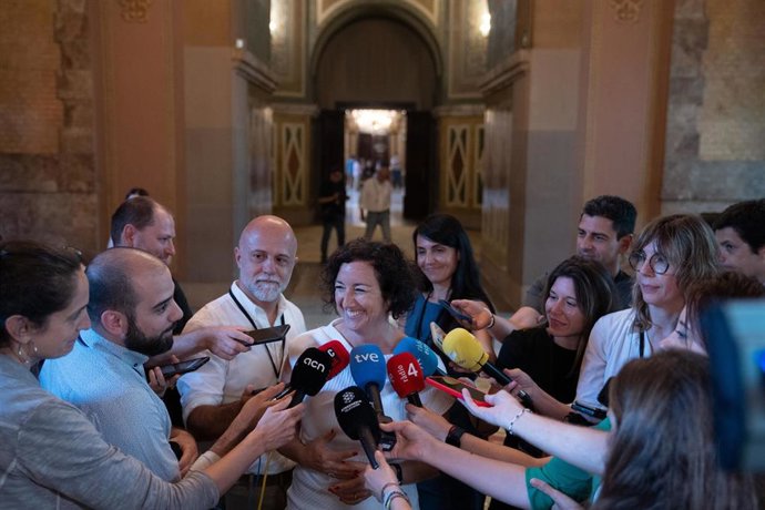 La consellera de Economía y Finanzas de la Generalitat, Alícia Romero, en una atención a los medios en el Parlament, tras la convalidación del tercer suplemento de crédito a las finanzas de la Generalitat