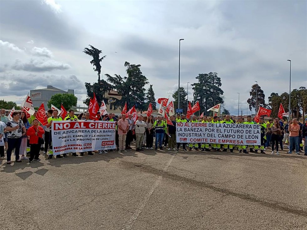 Imagen de la concentración a las puertas de La Azucarera de La Bañeza (León).