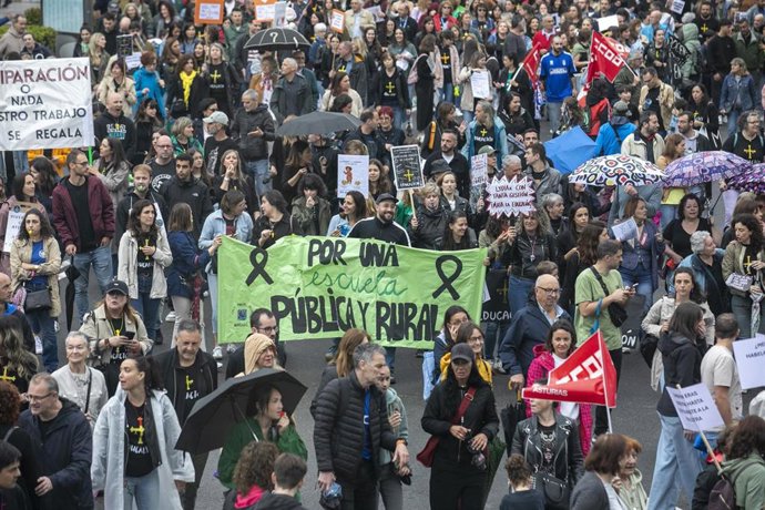 Decenas de personas durante una manifestación organizada por los sindicatos de enseñanza, a 1 de junio de 2025, en Oviedo, Asturias (España). 