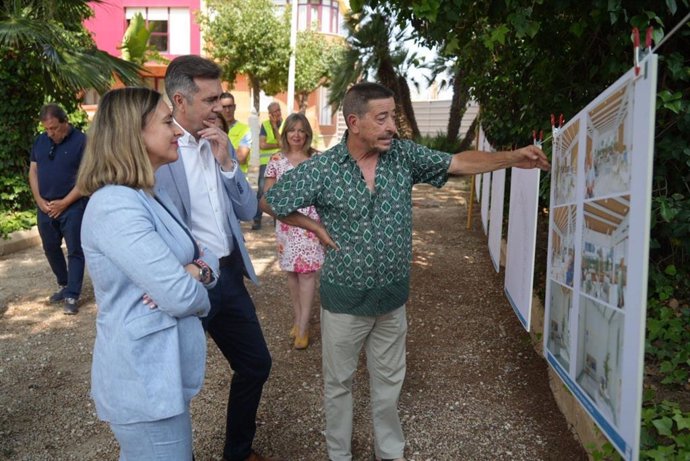 La consejera de Política Social, Conchita Ruiz, junto con el alcalde de San Pedro del Pinatar, Pedro Javier Sánchez, durante la visita a las obras de la nueva residencia de mayores de este municipio
