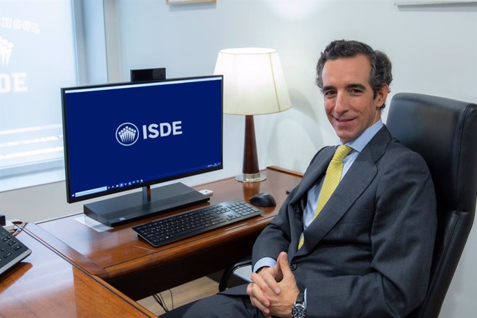 El CEO de ISDE, Juan José Sánchez Puig, en su despacho en la institución académica referente en la formación jurídico-deportiva en la capital de España.