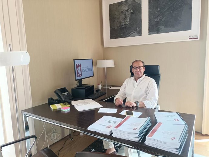 Archivo - El alcalde de Cáceres, Rafael Mateos, en su despacho del edificio consistorial