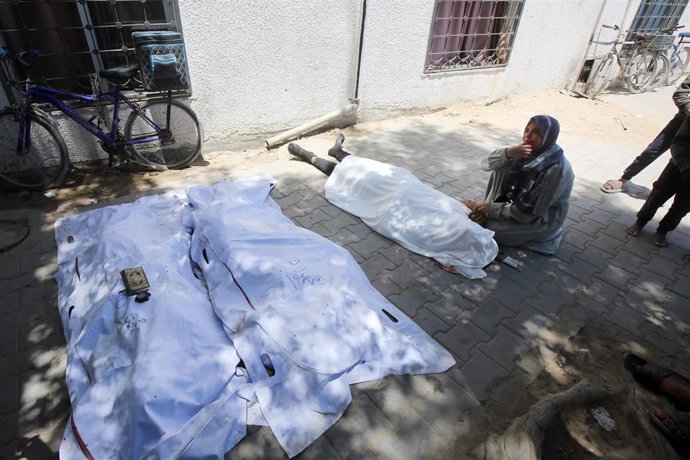 Palestinos junto a los cadáveres de varias personas muertas en un bombardeo ejecutado por el Ejército de Israel contra Yabalia, en el norte de la Franja de Gaza (archivo)