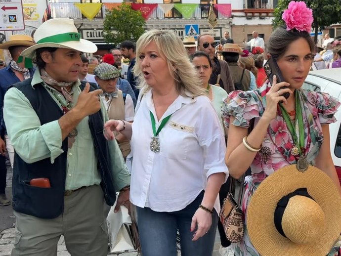 Francisco Rivera y Lourdes Montes, en la salida de Triana hacia El Rocío