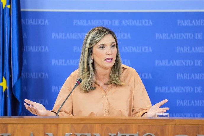 La portavoz del Grupo Parlamentario Socialista, María Márquez, durante la ronda de ruedas de prensa de portavoces de los grupos parlamentarios en el Parlamento de Andalucía, a 5 de junio de 2025 en Sevilla (Andalucía, España). Los portavoces de los grupos