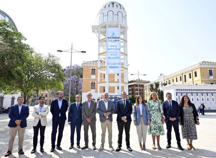 Miembros del equipo de Gobierno liderados por el alcalde, José Ballesta, y el presidente de Scrats, Lucas Jiménez