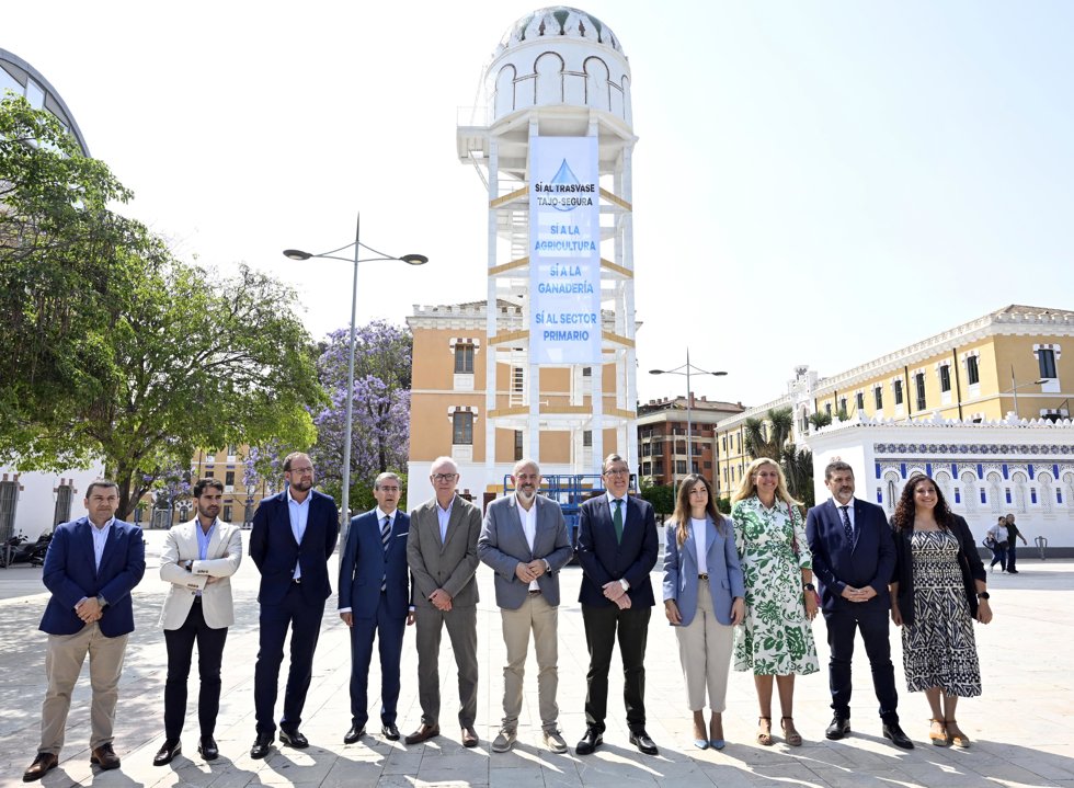 Miembros del equipo de Gobierno liderados por el alcalde, José Ballesta, y el presidente de Scrats, Lucas Jiménez