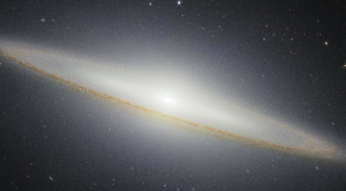 Una nueva imagen captada por el Telescopio Espacial James Webb de la NASA revela detalles nunca antes vistos del disco de la galaxia del Sombrero, gracias a su observación en el infrarrojo cercano.