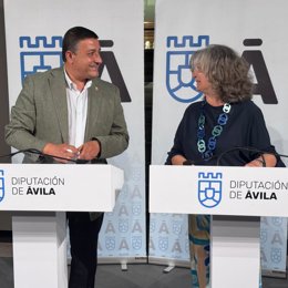 El presidente de la Diputación, Carlos García, y Dolores Rodríguez, presidenta AECC Ávila.