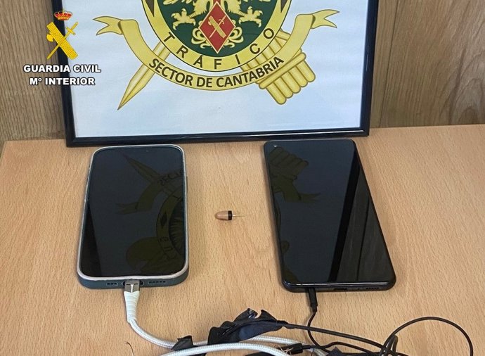 Teléfonos móviles y auriculares usados en exámenes de carné de conducir