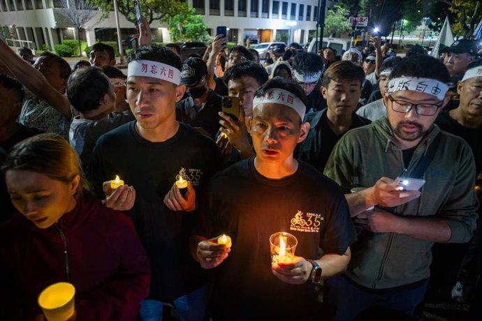 Archivo - Imagen de archivo de una vigilia en recuerdo a las víctimas de Tiananmen.
