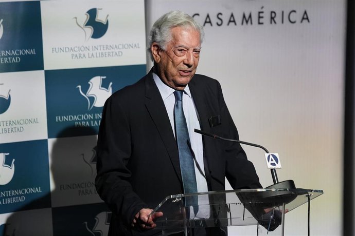 Archivo - Mario Vargas Llosa asiste a una conferencia en la Casa de América, a 05 de marzo de 2022, en Madrid (España).