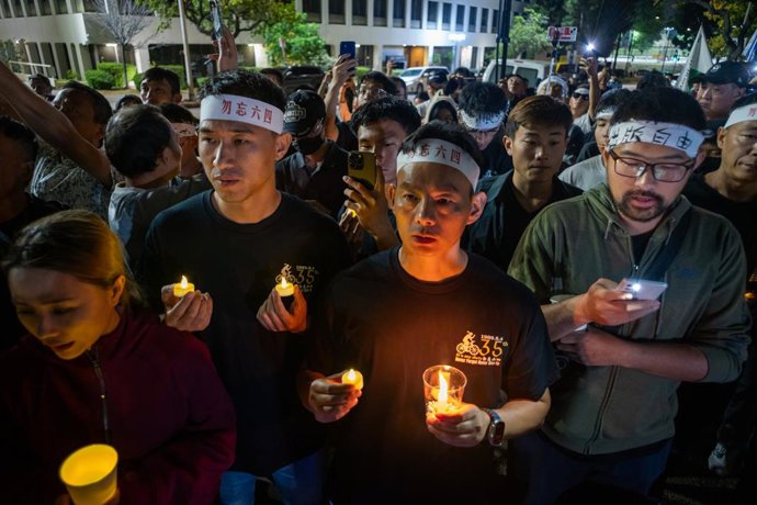 Archivo - Arquivo - Imagem de arquivo de uma vigília em memória das vítimas de Tiananmen.
