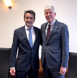 Josu Jon Imaz, Consejero Delegado de Repsol, junto a Chris Wright, Secretario de Energía de Estados Unidos, en una reunión celebrada en el marco de la Alaska Sustainable Energy Conference, que se celebra en la capital del estado, Anchorage.