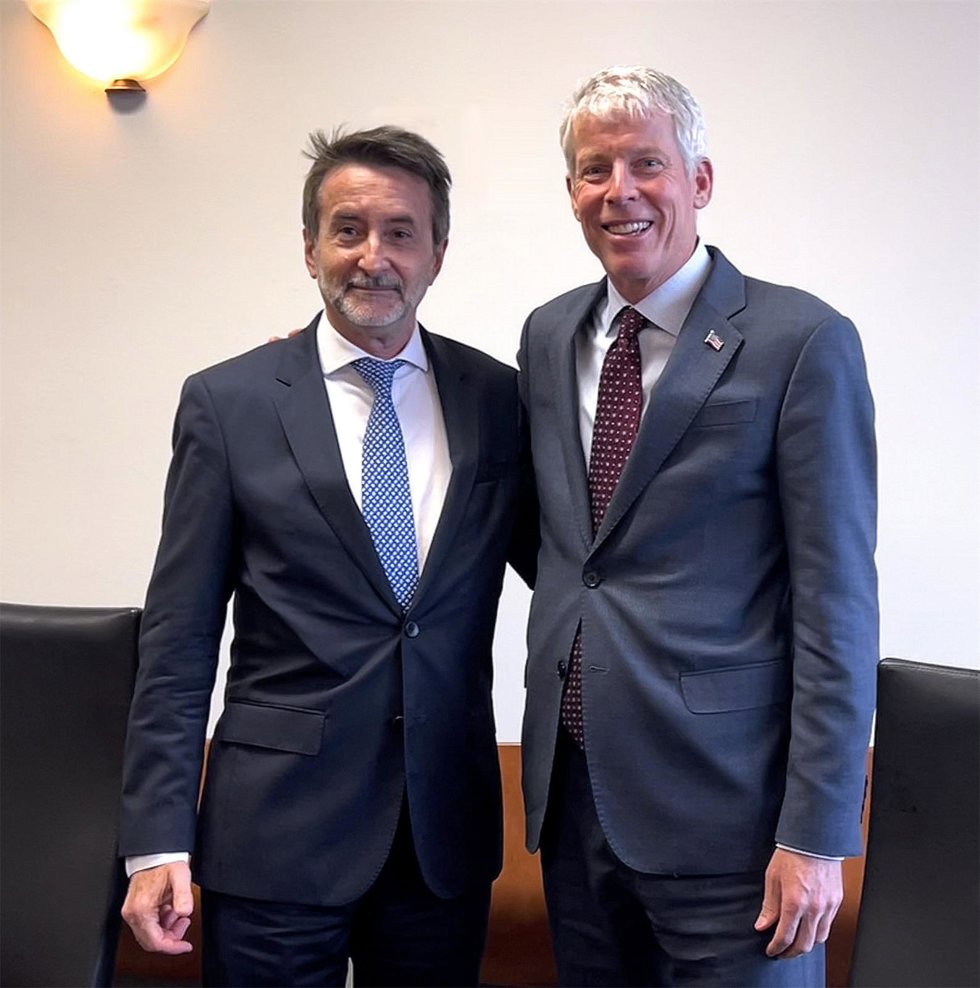 Josu Jon Imaz, Consejero Delegado de Repsol, junto a Chris Wright, Secretario de Energía de Estados Unidos, en una reunión celebrada en el marco de la Alaska Sustainable Energy Conference, que se celebra en la capital del estado, Anchorage.
