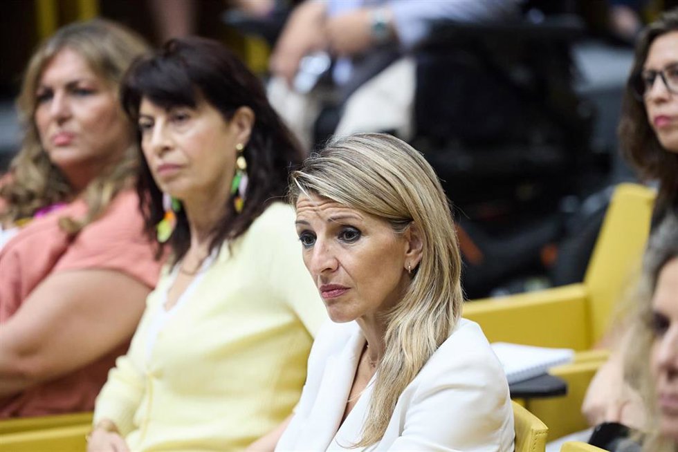 La ministra de Igualdad, Ana Redondo, la vicepresidenta segunda y ministra de Trabajo y Economía Social, Yolanda Díaz, durante la clausura del acto Un futuro con empleos dignos: Estrategia para la población gitana 20252028