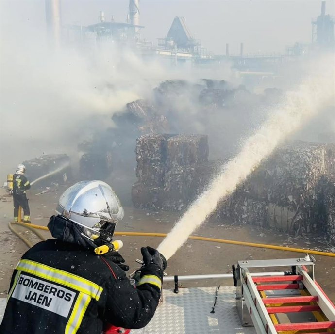 Labores de extinción del incendio en la papelera de Mengíbar